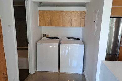 Example of an urban laundry room design in Montreal
