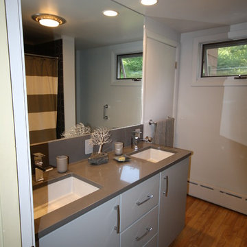Gray palette contemporary bath remodel (Jeanne Clark)