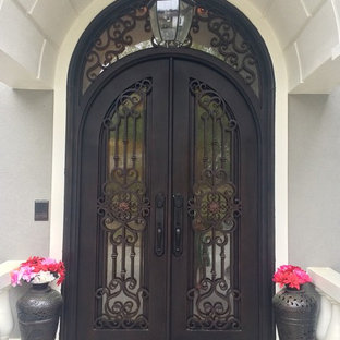 Esempio di una grande porta d'ingresso classica con una porta a due ante e una porta in metallo