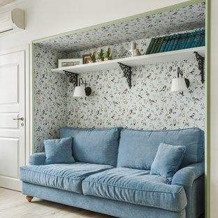 Новые идеи обустройства дома: гостиная комната в скандинавском стиле с библиотекой, белыми стенами, светлым паркетным полом и бежевым полом