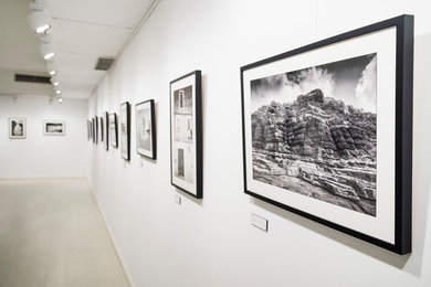 Marcos de madera para exposición "Lugares Infinitos", de Jonathan Alonso