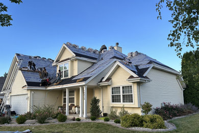 Traditional exterior home idea in Milwaukee