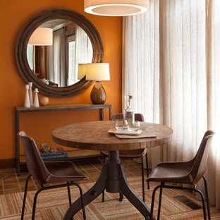 Offenes, Kleines Stilmix Esszimmer ohne Kamin mit oranger Wandfarbe, Porzellan-Bodenfliesen und braunem Boden in San Francisco