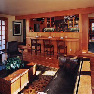 Ispirazione per un piccolo soggiorno american style con pavimento in legno massello medio