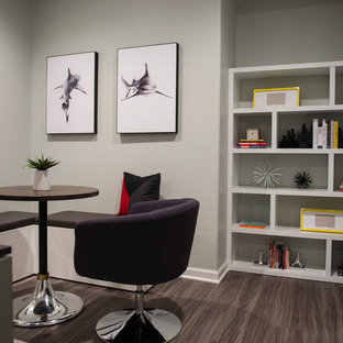 オマハの中サイズのモダンスタイルのおしゃれな書斎 (グレーの壁、クッションフロア、自立型机、茶色い床) の写真