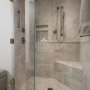 Bäder mit profilierten Schrankfronten und Duschbank Ideen, Design