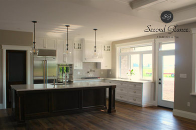 Example of a classic kitchen design in Toronto