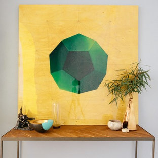 Inredning av en eklektisk entré, med grå väggar, mellanmörkt trägolv och grått golv