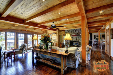Inspiration for a rustic home design remodel in Toronto
