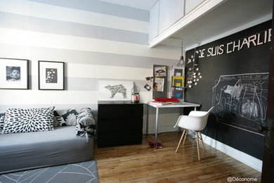 Urban family room photo in Montreal