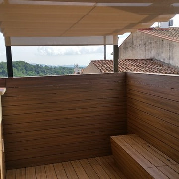 Terraza con madera técnica y pérgola de aluminio