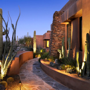 Idées déco pour un xéropaysage avant sud-ouest américain avec des pavés en pierre naturelle.