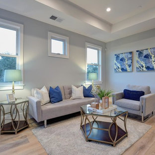 Ispirazione per un grande ingresso o corridoio classico con parquet chiaro, pareti grigie e pavimento bianco