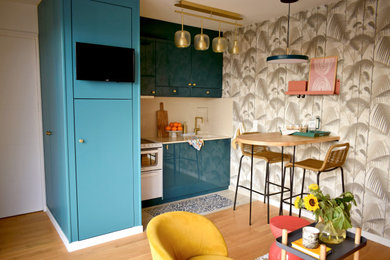 Esempio di una piccola cucina moderna con lavello sottopiano, top in quarzite, paraspruzzi beige, paraspruzzi in quarzo composito, elettrodomestici bianchi, pavimento con piastrelle in ceramica e pavimento grigio