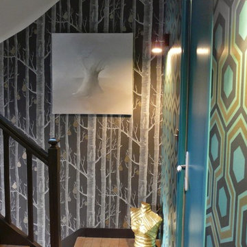 Déco atypique pour une cage d'escalier et palier