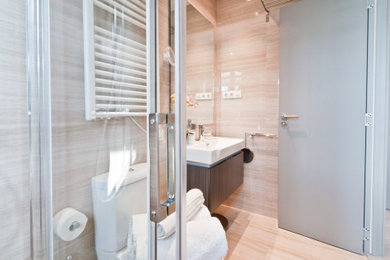 Example of a trendy bathroom design in Miami