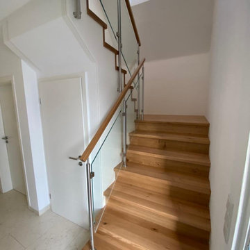 Sattelwangentreppe mit Glasgeländer