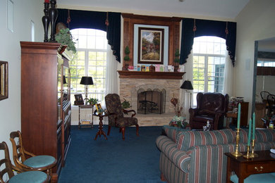 Living room - traditional living room idea in Chicago
