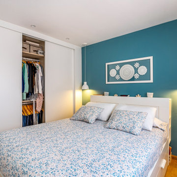 Dormitorio y vestidor con pared cabecero en color
