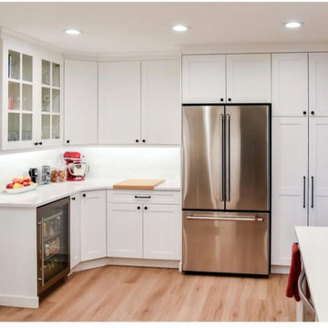 SPACIOUS BRIGHT WHITE KITCHEN WITH LARGE PENINSULA AND OAK FLOORS