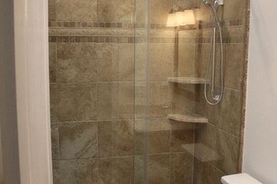 Imagen de cuarto de baño moderno pequeño con armarios con paneles con relieve, puertas de armario de madera oscura, ducha abierta, sanitario de dos piezas, baldosas y/o azulejos beige, baldosas y/o azulejos de porcelana, paredes blancas, suelo de baldosas de cerámica, lavabo bajoencimera y encimera de granito