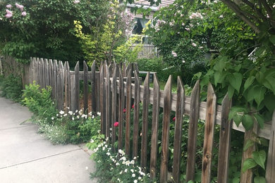 Inspiration for a small victorian full sun front yard landscaping in Calgary for summer.