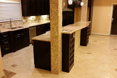 Kitchen - transitional kitchen idea in New Orleans