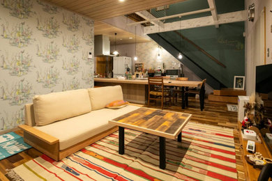 Mittelgroßes, Offenes Modernes Wohnzimmer mit bunten Wänden, braunem Holzboden, freistehendem TV, Holzdielendecke und Tapetenwänden in Sonstige