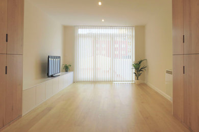 Imagen de salón abierto minimalista pequeño con suelo marrón y panelado
