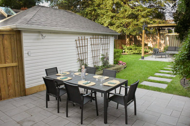 Ejemplo de jardín campestre de tamaño medio en verano en patio trasero con jardín francés, pérgola, exposición parcial al sol, adoquines de hormigón y con madera