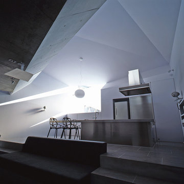 ダイニングから入った光が天井に反射しています。壁と天井は薄いラベンダー色
