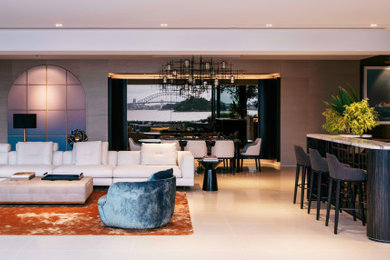 Imagen de salón abierto moderno grande sin televisor con paredes beige, suelo de baldosas de cerámica, suelo beige y papel pintado