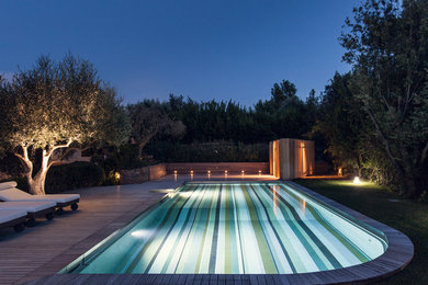 Ispirazione per una piscina minimal personalizzata dietro casa e di medie dimensioni con pedane