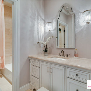 Bäder mit Travertinfliesen und rosa Wandfarbe Ideen, Design & Bilder