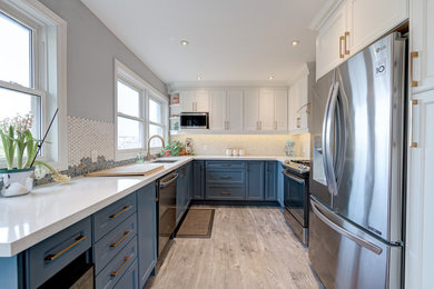 Example of a transitional kitchen design