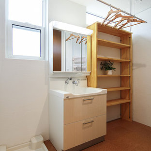 Idee per un bagno di servizio minimalista con pareti bianche e pavimento in sughero