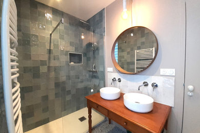 Idéer för ett mellanstort modernt brun badrum med dusch, med en kantlös dusch, en vägghängd toalettstol, grön kakel, gröna väggar, terrazzogolv, ett nedsänkt handfat, träbänkskiva, vitt golv och med dusch som är öppen