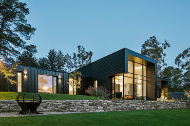 Inspiration for a contemporary home design in Adelaide.