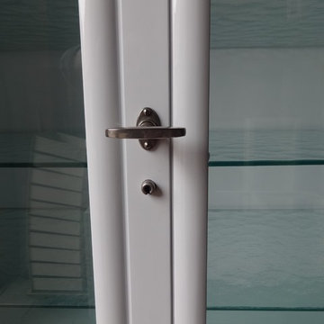 Vitrine neu lackiert