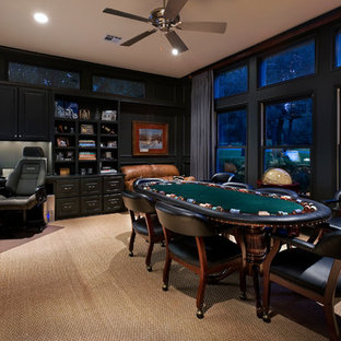 オースティンのトラディショナルスタイルのおしゃれな書斎 (黒い壁、カーペット敷き、造り付け机) の写真