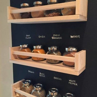 Shabby-Chic-Style Küche mit Vorratsschrank in Sonstige