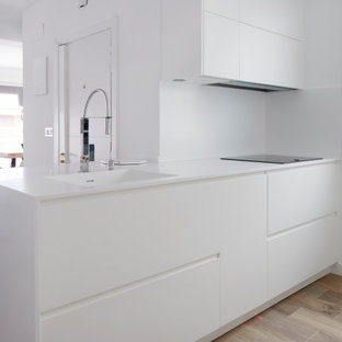 Ejemplo de cocina comedor de galera, contemporánea, de tamaño medio, con fregadero bajoencimera, armarios abiertos, puertas de armario blancas, encimera de cuarzo compacto, salpicadero blanco, salpicadero de metal, electrodomésticos de acero inoxidable, suelo de baldosas de porcelana, una isla, suelo marrón y encimeras blancas