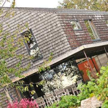 Holzhaus im amerikanischen Stil mit Holzvertäfelung