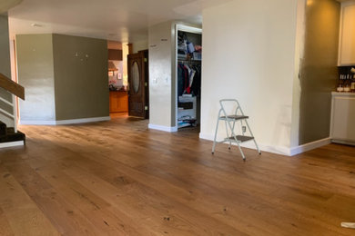 Minimalist living room photo in Los Angeles