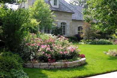 Photo of a traditional landscaping in Chicago.