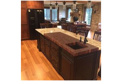 Kitchen - large craftsman kitchen idea in Cedar Rapids