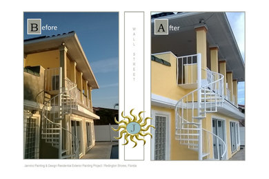 タンパにある高級な地中海スタイルのおしゃれな家の外観 (漆喰サイディング、黄色い外壁) の写真