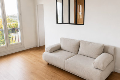 Idées déco pour une salle de séjour contemporaine de taille moyenne avec un mur blanc, parquet clair et un sol beige.
