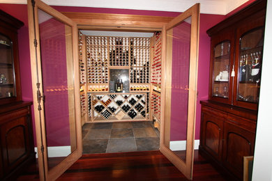 Inspiration pour une cave à vin traditionnelle de taille moyenne.