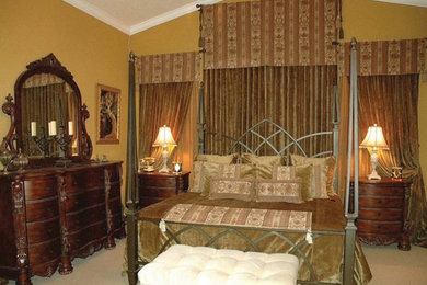 Example of a classic bedroom design in San Diego
